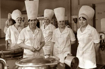 Cметана, разбавленная кефиром и кости вместо мяса: чем кормили в советских столовых и сколько это стоило