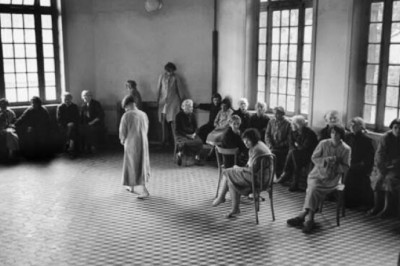 Шокирующие снимки жизни пациентов французских психиатрических клиник 50-х годов