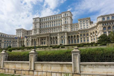 Дворец Чаушеску в Бухаресте: крупнейшее здание Европы, над которым работало 700 архитекторов