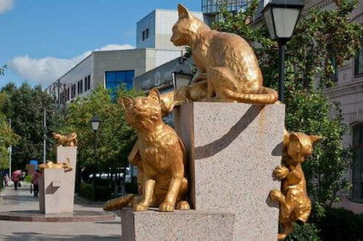 Кошки из металла и камня